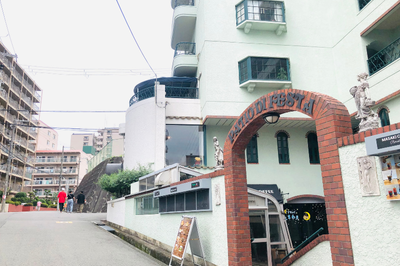 豊中市緑地公園駅２分にあるまほろばカイロプラクティックの外観。緑色のマンションの４階です。