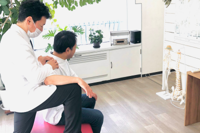 江坂・関大前方面からも行ける整体、まほろばカイロプラクティックでの肩の施術
