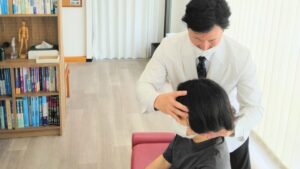 台風が近づいたり気候の変動で起こる気象病の症状には、頭痛もあります。