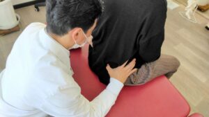 豊中市にあるまほろばカイロプラクティックでは、丁寧に体の状態を確認します。