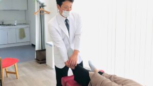 緑地公園駅すぐの整体、まほろばカイロプラクティックでの施術風景