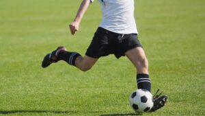 サッカーをしている男性