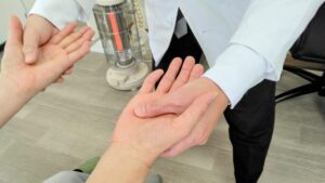 豊中市緑地公園駅すぐの整体、まほろばカイロプラクティックでは、スマホで手が痛いという学生さんの施術も行っております