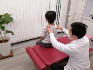 豊中市にあるカイロプラクティック院でお子さまの施術