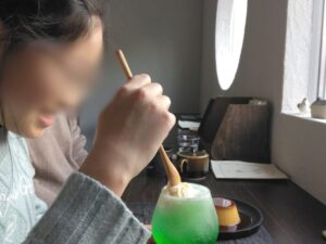 ぜんもん堂でクリームソーダを食べているところ