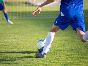 サッカーをしている