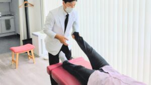 まほろばカイロプラクティックの院長による身体の状態の検査の様子