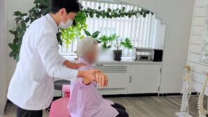 緑地公園駅徒歩2分の整体、まほろばカイロプラクティックの施術風景