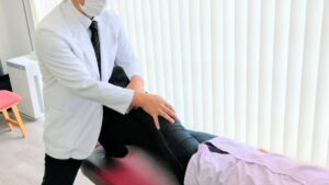 豊中市緑地公園駅すぐの整体とカイロ、まほろばカイロプラクティックの施術風景