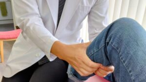 豊中市緑地公園のまほろばカイロプラクティックでは足のしびれの施術も行っています。
