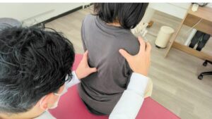 豊中市緑地公園駅すぐのまほろばカイロプラクティックでは、姿勢の歪みを整えることで自律神経の乱れを改善