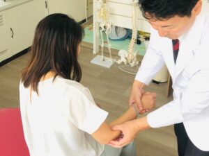 豊中市緑地公園駅すぐの整体で腕・ひじの施術