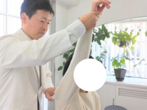 緑地公園すぐの整体、まほろばカイロで肩の痛みの施術