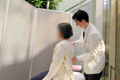 千里山イベントで行ったカイロプラクティック施術体験の様子