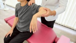 スマホの使いすぎによる肘の痛み（スマホ肘）の施術