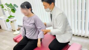 緑地公園駅すぐの整体、まほろばカイロプラクティックでスマホ肘の施術をしているところ