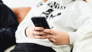 スマホを見ている人