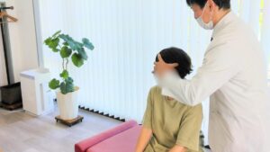豊中市緑地公園駅すぐの整体、まほろばカイロプラクティックの頭痛の施術