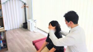 緑地公園駅すぐのまほろばカイロプラクティックで頭痛の施術