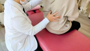 豊中市緑地公園駅徒歩２分のまほろばカイロでは、座っても痛い腰痛の施術も行っています。