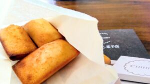 ちひろ菓子店＆cafe千里山の焼きたてフィナンシェ