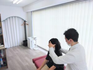 緑地公園の整体でむち打ち症の施術をしている