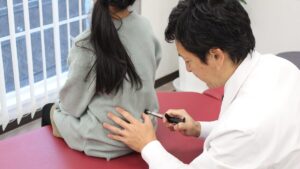 豊中市緑地公園駅すぐのまほろばカイロプラクティックでお子さまの背中の施術