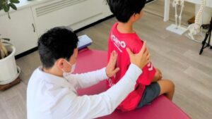 豊中市の整体院まほろばカイロプラクティックで、子どもの姿勢を改善