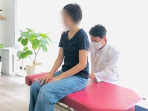 緑地公園で身体の歪みを整える施術