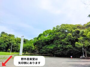 服部緑地野外音楽堂の前の広場