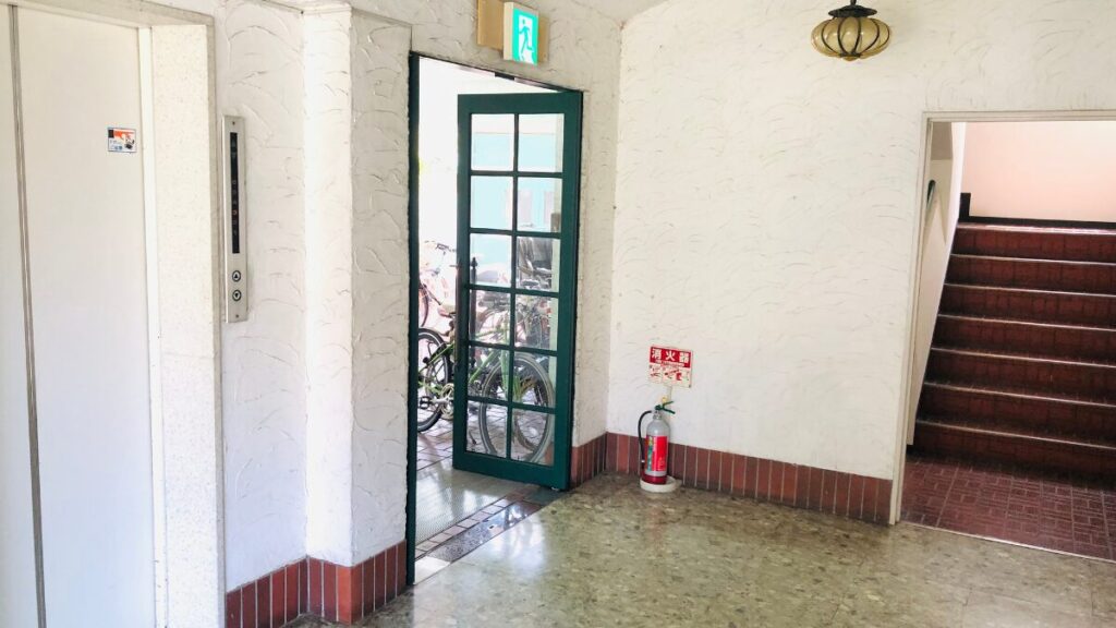 豊中市緑地公園駅近くにあるラ・メゾンのエレベーターホール