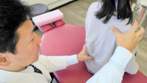 緑地公園駅すぐの整体、まほろばカイロプラクティックの院長による腰痛の施術