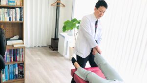 豊中市緑地公園駅２分のまほろばカイロプラクティックの施術室は明るく清潔