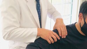 豊中市緑地公園駅すぐのまほろばカイロプラクティックでの、肩コリ、肩の痛みの施術事例を紹介しています。