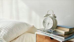 朝に部屋に光が差し込んでいる様子