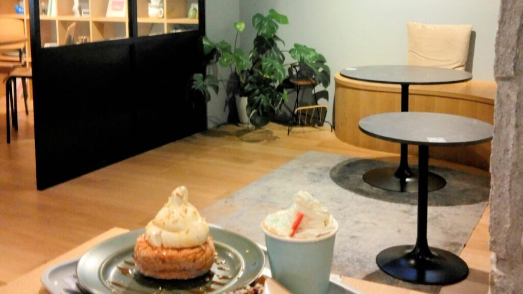 Standard Café & Gallery 緑地公園店さんの店内の様子