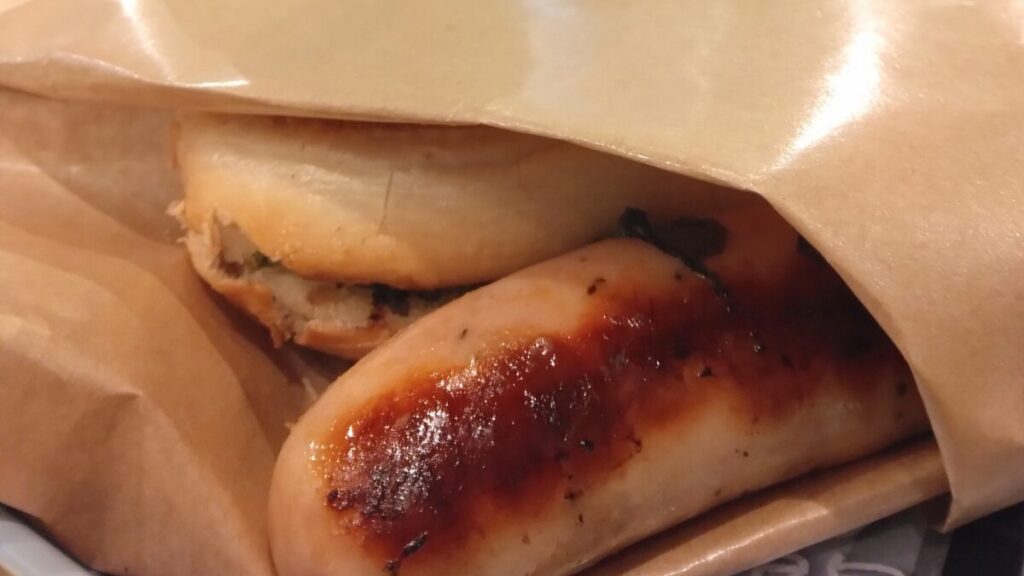 Standard Café & Gallery 緑地公園店さんのランチで食べたウインナーのサンドイッチ
