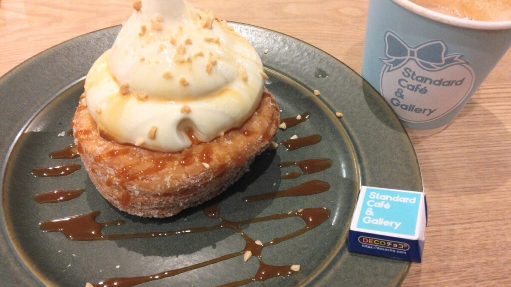 Standard Café & Gallery 緑地公園店さんで食べたシュガードーナツ