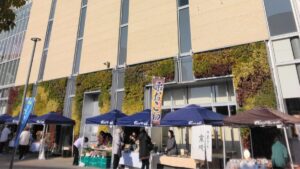 千二ヒトイキマルシェの屋外スペースの様子