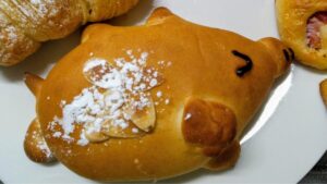 緑地公園駅すぐのぶたぶたベーカリーさんで買ったクリームパン