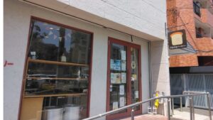 緑地公園駅すぐのぶたぶたベーカリーさんの外観