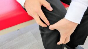 まほろばカイロの院長が自分の膝を施術しているところ