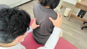 緑地公園駅すぐの整体、まほろばカイロで側弯症のお子さまの施術
