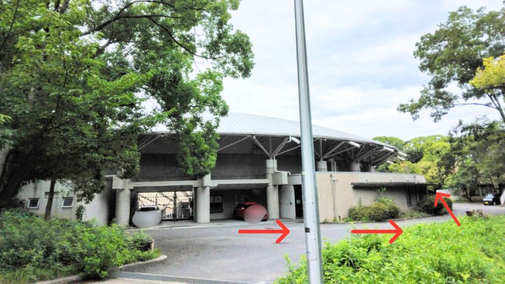野外音楽堂沿いに進みます